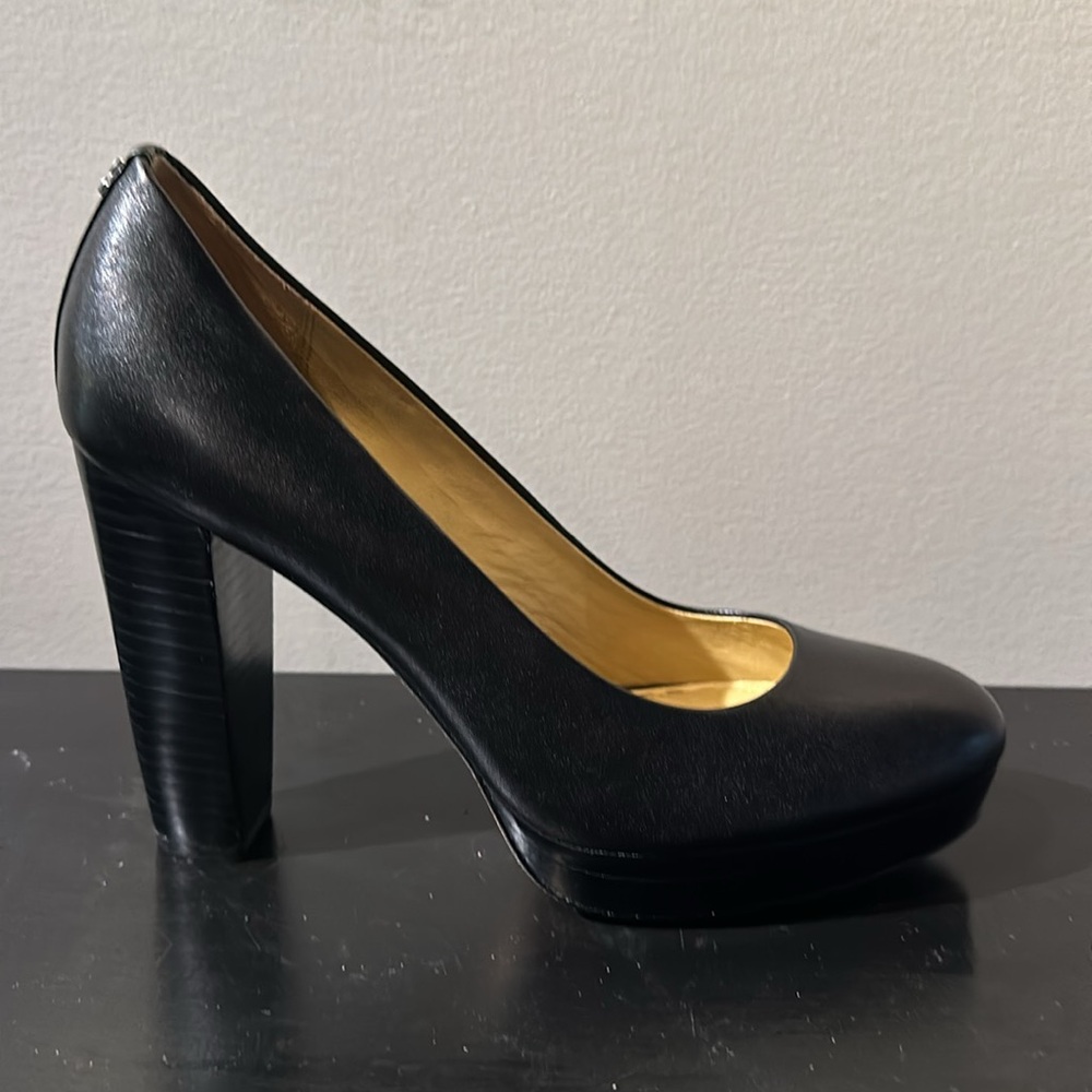 Coach round toe leather pumps